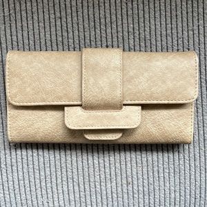 NWOT tan & light pink wallet 🪪. Snap button closure Has inside zipper pocket💕